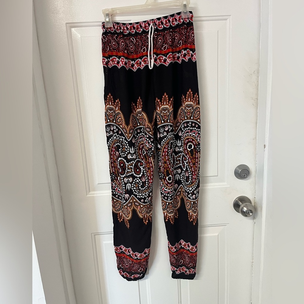 Boho style nolabel tag says xl but waist is 21” Elastic waist with draw string.